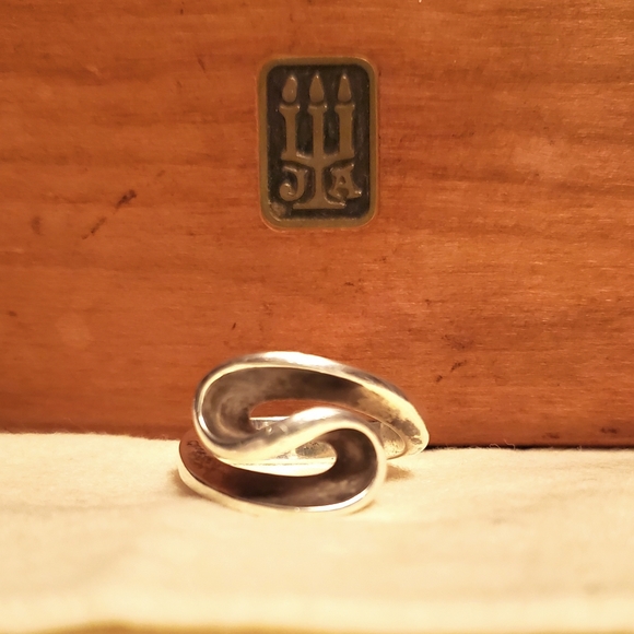 James Avery Retired Sculpted Ribbon Ring , size 8.5 - Picture 2 of 6